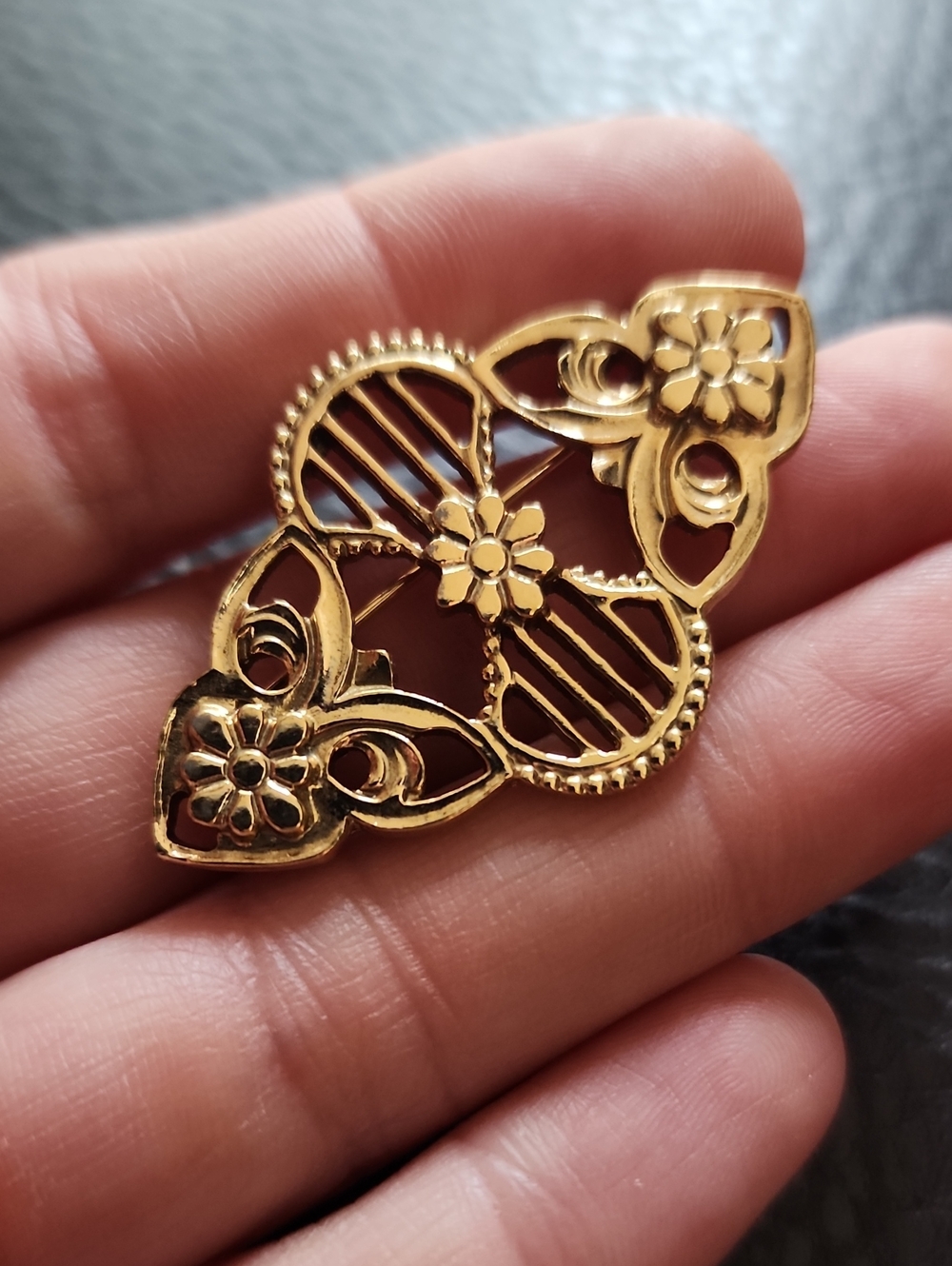 1928 Elegant Gold Floral Filigree Brooch - Women Jewelry